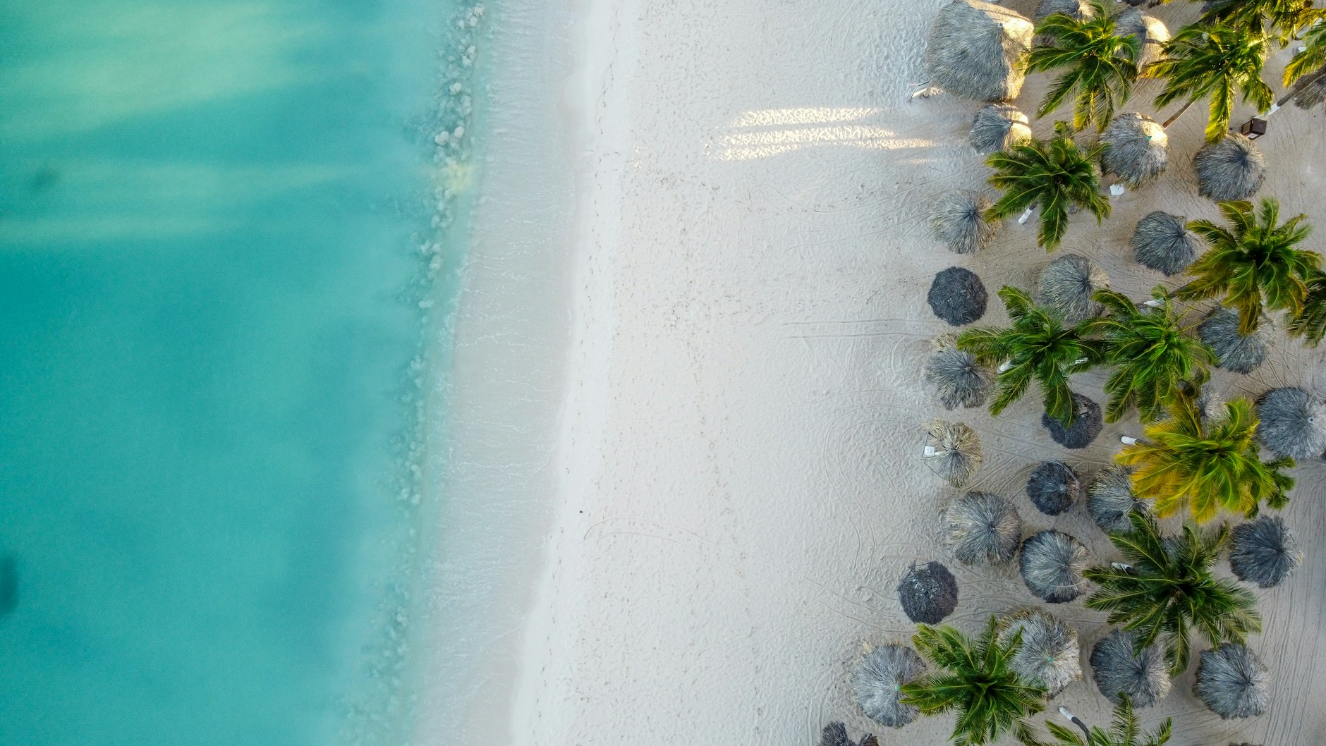 A white-sand Aruba beach and turquoise water from above